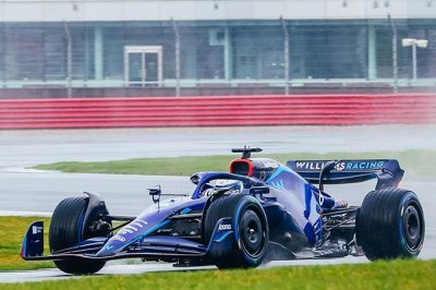 La ’vraie’ Williams FW44 a pris la piste (+ photos)