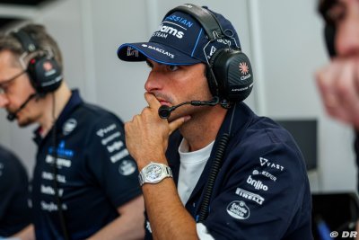 Sainz stays as pressure grows on Vowles