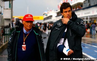 Lauda et Wolff rejettent la faute sur Rosberg