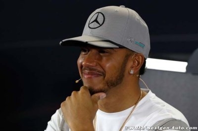 Hamilton ne compte pas ralentir Rosberg en course