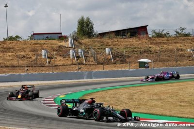 Hamilton turns up the heat with dominant win in Barcelona