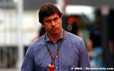 Wolff hopes ’grid girls’ return