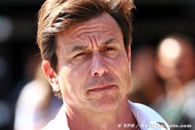 Wolff joins Vasseur in playing down V10 chatter