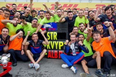 Kvyat reçoit les félicitations de Brawn pour son podium inattendu