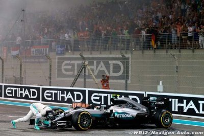 Mercedes explique ses consignes à Hamilton