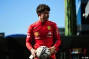 Leclerc minimise le danger de ses dures batailles en piste avec Sainz