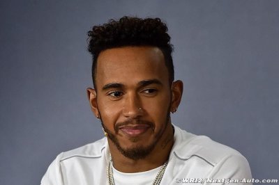 Hamilton plaide la blague suite à un commentaire sur les grid girls