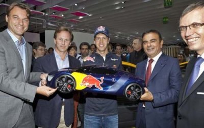 Vettel reçoit un cadeau au salon de Francfort