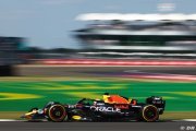 Vettel défend Verstappen : Il n'a pas la tâche facile