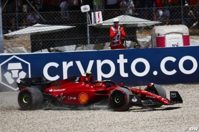 Sainz ’sort des sentiers battus’ pour comprendre la Ferrari F1-75