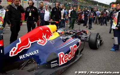 Vettel surveille l’assemblage de la RB8