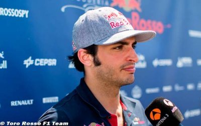 Sainz smiling as he ’suffers’ with Renault power 