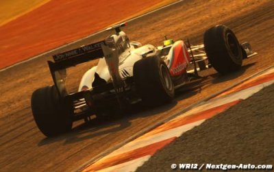 Hamilton relaye Button en tête du classement