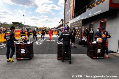 Verstappen plays down Hamilton ’shoulder nudge’
