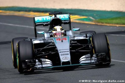Melbourne, FP2: Hamilton on top again as Rosberg crashes out