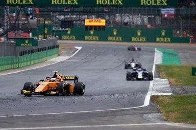 Silverstone, Course 2&nbsp;: Aitken gagne à domicile