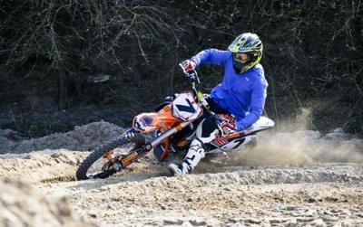 Raikkonen fait du motocross pendant la pause