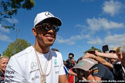 Hamilton keeping fit without trainer in 2017