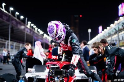 Zhou est heureux de débuter en F1 au commencement d’une nouvelle ère