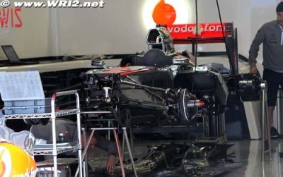 McLaren modifies floor for Monza flex tests