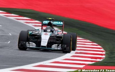 Rosberg réduit l’écart sur Hamilton