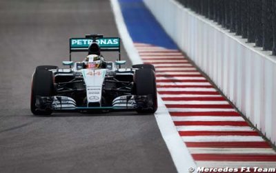 Hamilton wins in Russia to close in on F1 title as Rosberg retires