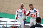 'Comme avoir deux enfants' : ‘papa Steiner' a souffert avec ses deux rookies