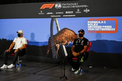 Hamilton va discuter avec les pilotes de F1 à propos du genou à terre