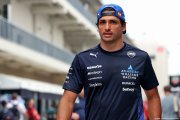 Sainz revient sur ses critiques concernant les 'copines sexy' trop montrées par la F1