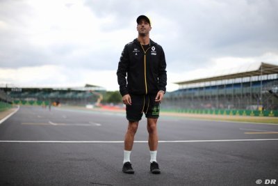 Ricciardo sued by former manager