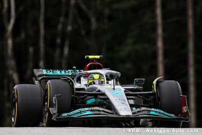 Hamilton a suivi la lutte pour la victoire sur les écrans géants