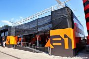 Piastri plaisante sur le motorhome McLaren F1 à nouveau endommagé