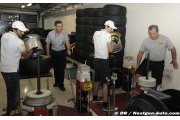 De La Rosa wins Pirelli tyre-fitting challenge