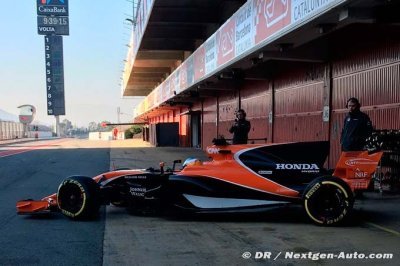 La McLaren MCL32 entre en piste à Barcelone