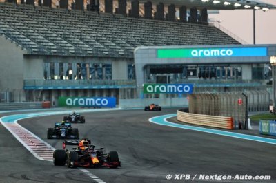 Verstappen gagne à Abu Dhabi sans être inquiété par Mercedes F1
