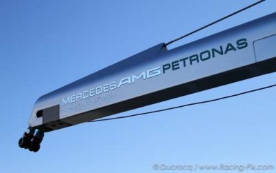 Mercedes garde la tête sur les épaules