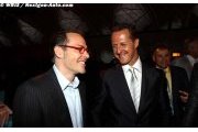 Villeneuve tire son chapeau à Schumacher