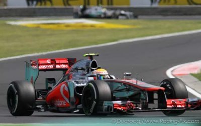 Hamilton résiste à Raikkonen et gagne&nbsp;!