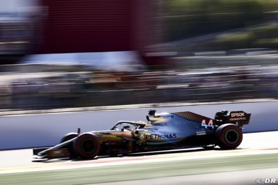 Hamilton to soon consider next F1 contract