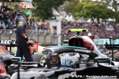 Verstappen a voulu vérifier la flexibilité de l’aileron de la Mercedes