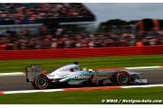 Rosberg gagne une course très animée