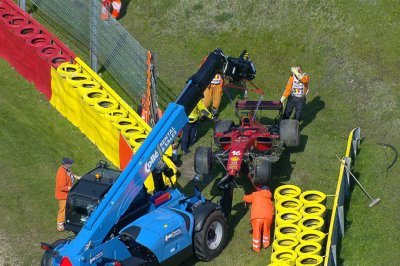 A Spa, Leclerc finit sa journée dans le mur de pneus