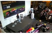 Vettel découvre le moteur 2014 chez Renault Sport