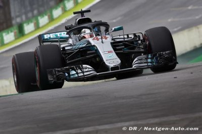 Hamilton félicite son équipe après la victoire et le titre constructeurs