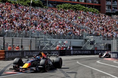 Verstappen est ’heureux d’être en première ligne’ mais se méfie du départ