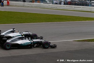 Lauda backs Hamilton after latest Rosberg clash