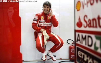 Alonso prend la tête sous la pluie