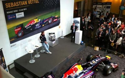 Vettel découvre le moteur 2014 chez Renault Sport