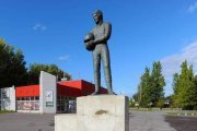La statue de Gilles Villeneuve volée, le casque de Lauda retrouvé