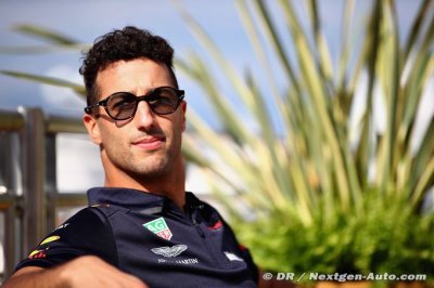 Ricciardo waiting for Hamilton to sign - Marko